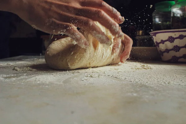 Le mani di donna impastano la pasta di pizza — Foto Stock