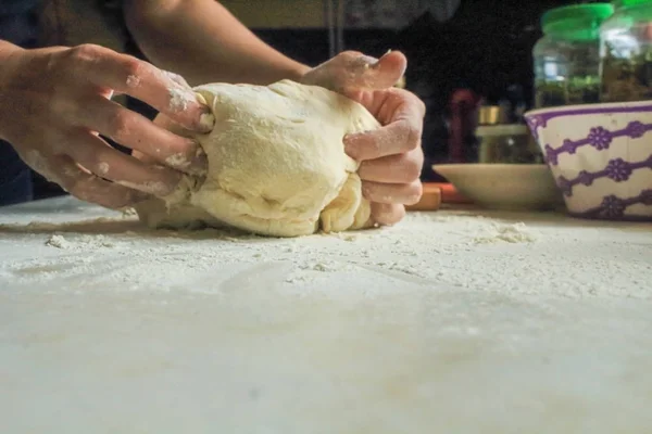 Kvinnans händer knåda pizzadeg — Stockfoto