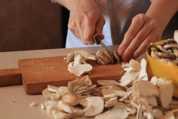 Funghi di taglio della mano della donna in cucina — Foto Stock