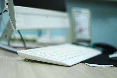 Ofis masasında çalışan bilgisayar