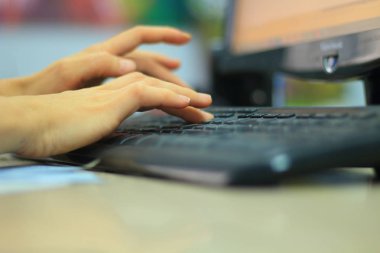İş kadını bilgisayarda not alıyor.
