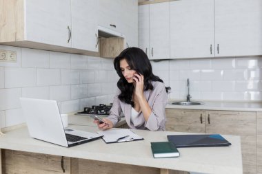 Güzel iş kadını evde çalışıyor. Evde vork çevrimiçi kalıyor.