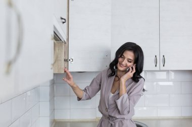 Güzel iş kadını evde çalışıyor. Evde vork çevrimiçi kalıyor.