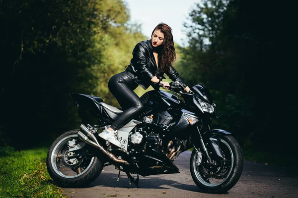 Biker Donna Sexy Seduto Sulla Moto Ritratto Stile Vita Esterno — Foto Stock