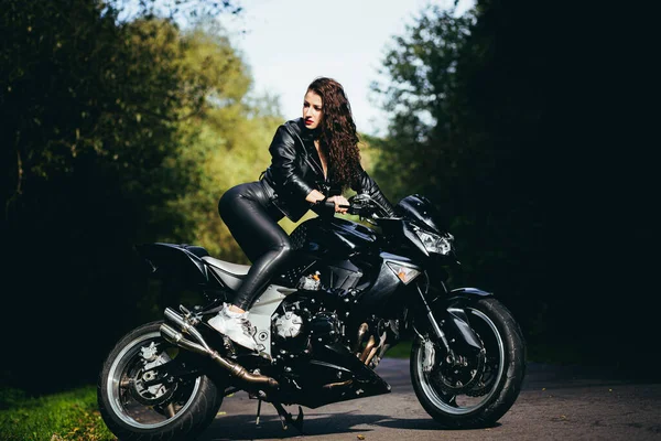 Biker Sexy Vrouw Zittend Motor Outdoor Lifestyle Portret — Stockfoto