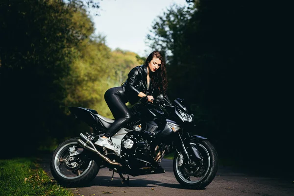 Biker Donna Sexy Seduto Sulla Moto Ritratto Stile Vita Esterno — Foto Stock