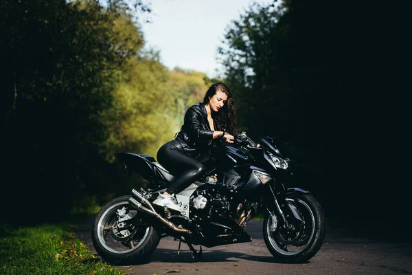 Biker Donna Sexy Seduto Sulla Moto Ritratto Stile Vita Esterno — Foto Stock