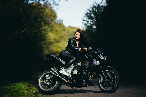 Femme Sexy Motard Assis Sur Moto Style Vie Extérieur Portrait — Photo