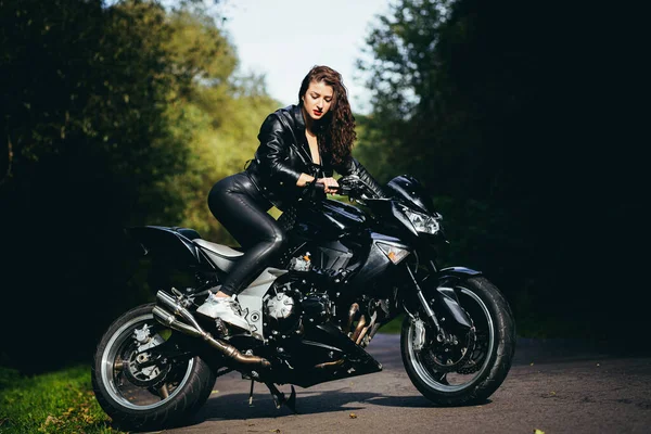 Biker Sexy Frau Sitzt Auf Motorrad Porträt Eines Outdoor Lebensstils — Stockfoto