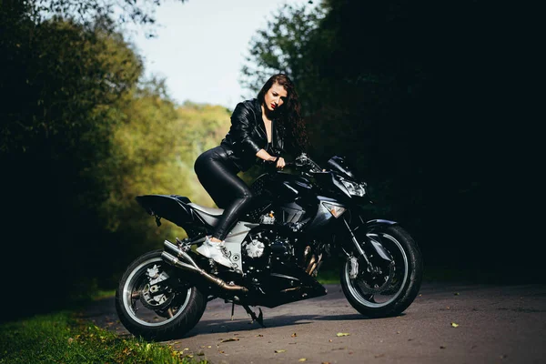 Сексуальная Женщина Байкер Сидит Мотоцикле Портрет Наружного Образа Жизни — стоковое фото
