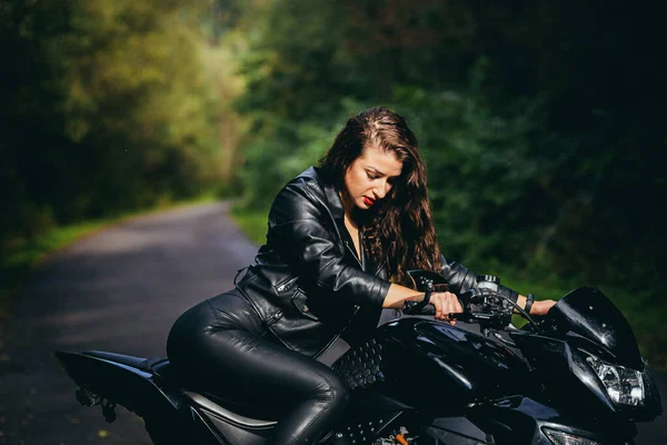 Biker Donna Sexy Seduto Sulla Moto Ritratto Stile Vita Esterno — Foto Stock