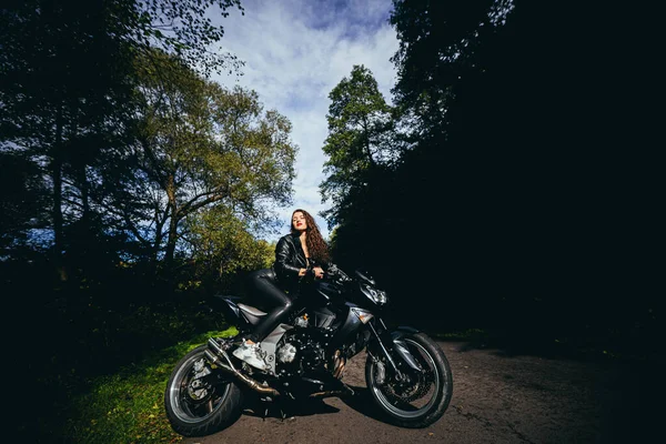 Mulher Sexy Motociclista Sentado Motocicleta Retrato Estilo Vida Livre — Fotografia de Stock