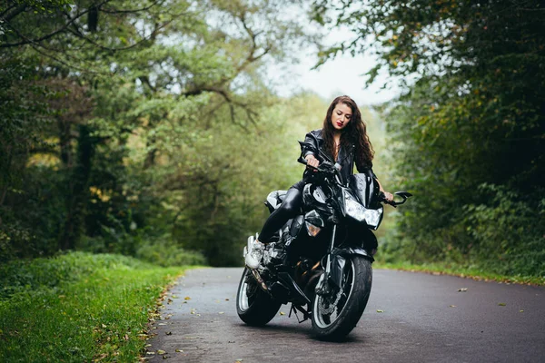 Mujer Sexy Motociclista Sentada Motocicleta Retrato Estilo Vida Aire Libre —  Fotos de Stock