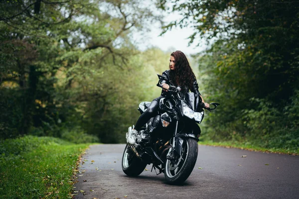 Biker Donna Sexy Seduto Sulla Moto Ritratto Stile Vita Esterno — Foto Stock