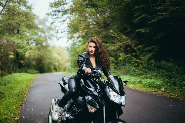 骑摩托车的性感女人户外生活方式肖像 — 图库照片