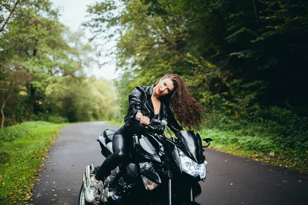 Biker Sexy Vrouw Zittend Motor Outdoor Lifestyle Portret — Stockfoto