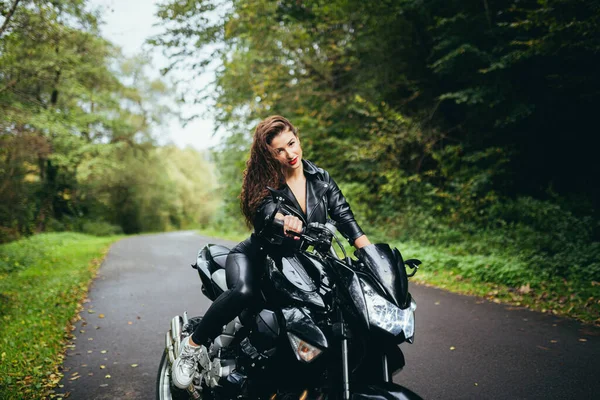 Σέξι Γυναίκα Ποδηλάτης Κάθεται Μοτοσικλέτα Εξωτερική Πορτρέτο Τρόπου Ζωής — Φωτογραφία Αρχείου