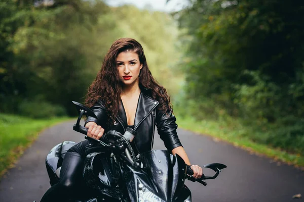 Mulher Sexy Motociclista Sentado Motocicleta Retrato Estilo Vida Livre — Fotografia de Stock