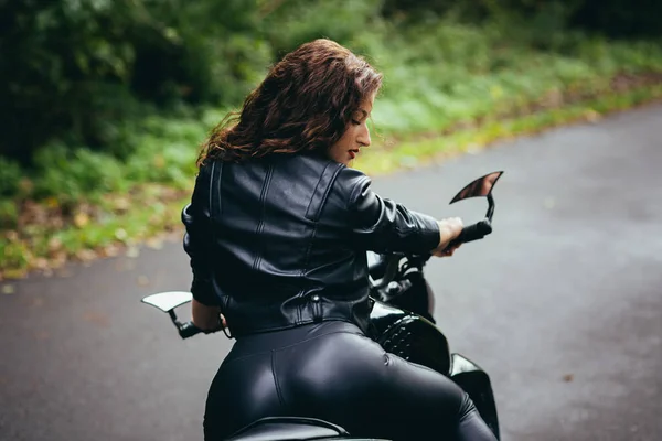 Biker Sexy Vrouw Zittend Motor Outdoor Lifestyle Portret — Stockfoto