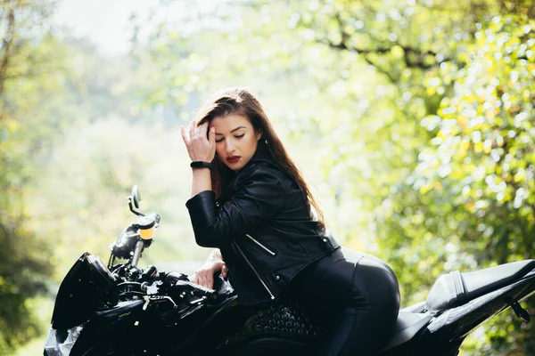 Biker Donna Sexy Seduto Sulla Moto Ritratto Stile Vita Esterno — Foto Stock