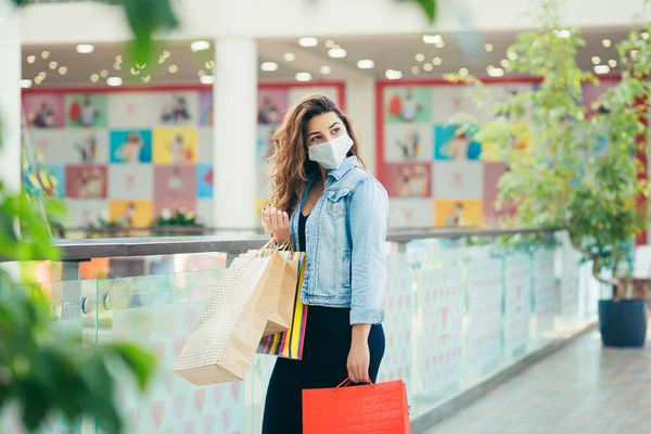 Happy Young Woman Medical Mask Walking Mall Lots Shopping Bags — Stock Photo, Image