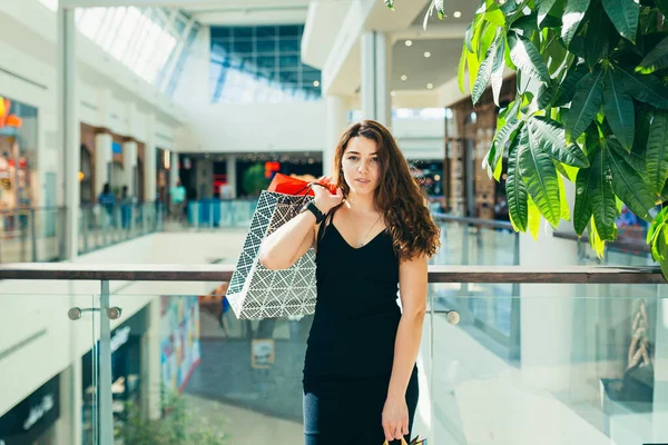 Gut Gelaunte Dame Stylischem Schwarzen Kleid Die Beim Gang Durch — Stockfoto