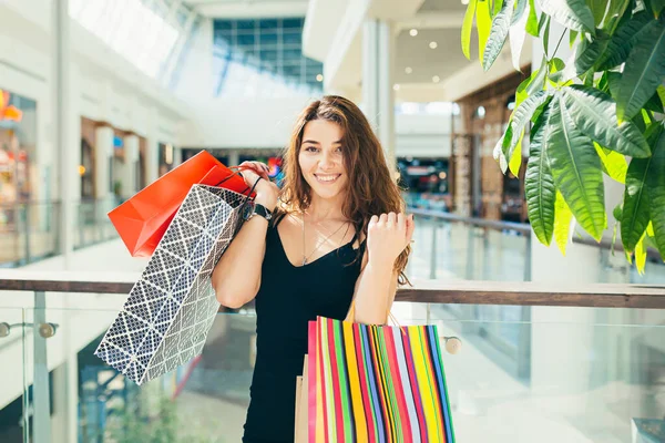 Señora Alegre Vestido Negro Elegante Que Lleva Bolsas Compras Colores — Foto de Stock