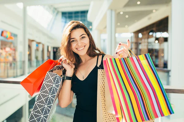 Señora Alegre Vestido Negro Elegante Que Lleva Bolsas Compras Colores — Foto de Stock