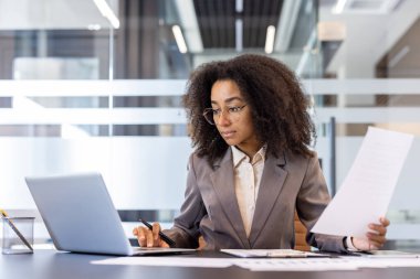 Ciddi ve odaklanmış genç Afrikalı Amerikalı muhasebeci ve analist..