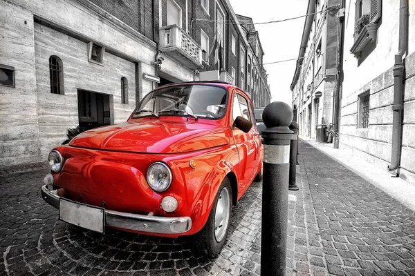Rosso fiat 500 in italia spruzzo di colore — Foto Stock