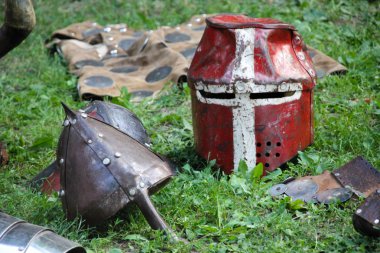 Ortaçağ kırmızı şövalye savaş kask sahne