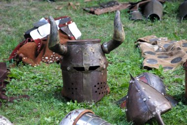 Ortaçağ kırmızı şövalye savaş kask sahne