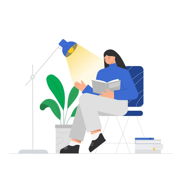 El personaje femenino está sentado en una silla y leyendo un libro, cerca de una lámpara, una flor en maceta y una gran pila de libros. Ilustración de vector plano de moda sobre fondo blanco. — Vector de stock