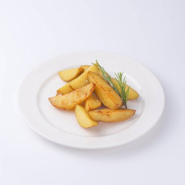 Çıtır çıtır kızarmış patates dilimleri ile taze biberiye beyaz arka plan üzerinde izole