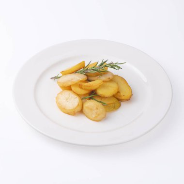 Çıtır çıtır kızarmış patates dilimleri ile taze biberiye beyaz arka plan üzerinde izole