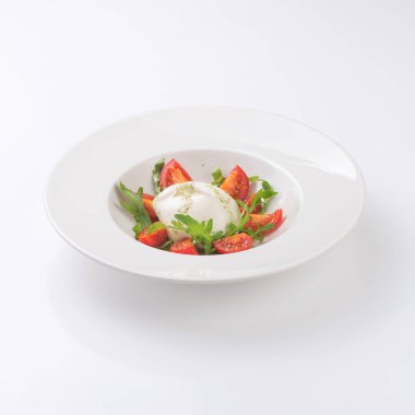 Beyaz bir plaka üzerinde mozzarella salatası. İzole.