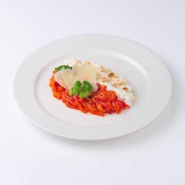 Philadelphia peynir, sebze ve parmesan salatası. Beyaz arka plan üzerinde izole.