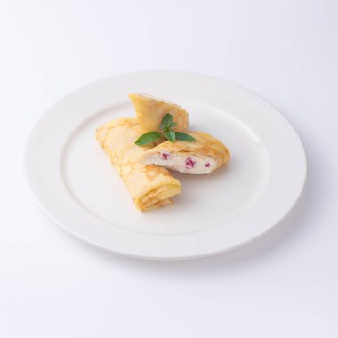 Süzme peynirli ve dutlu krep.   