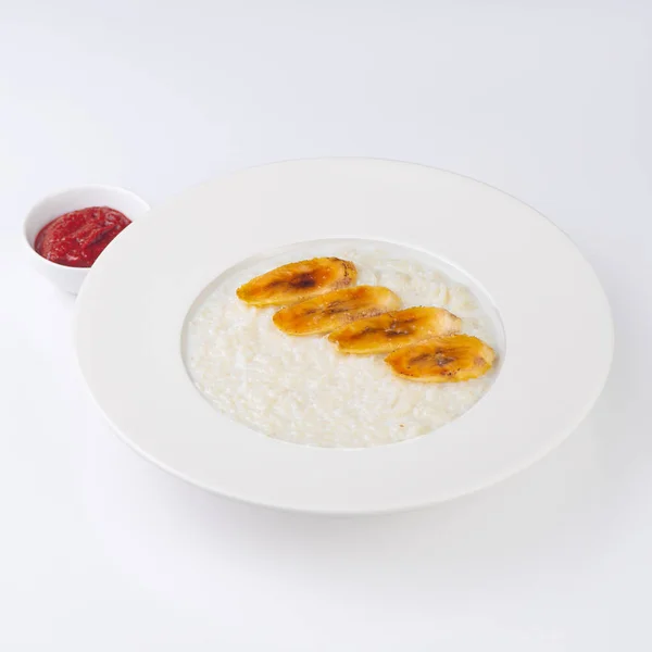 A plate of oatmeal porridge with fried banana. Hot and healthy breakfast every day, diet food. — Stock Photo, Image