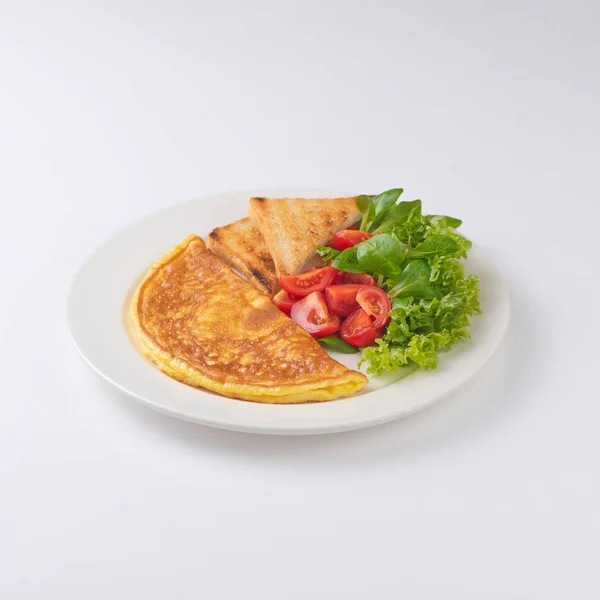 Plate of breakfast with omelette, toasts, tomato isolated on white backgound — Stock Photo, Image