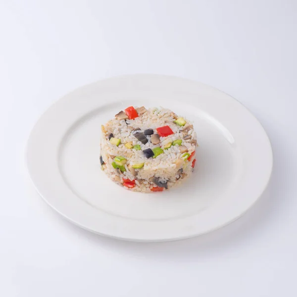 米饭和蔬菜。在餐厅里当。隔离在白色背景上. — 图库照片