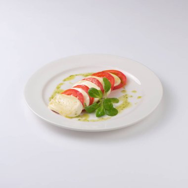 Kızarmış domates izole beyaz zemin üzerine parmesan ile