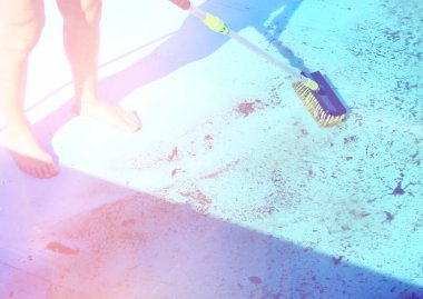 Kirli, boş su yosunu, su taşı ve kireçtaşı havuzunu temizliyorum. Sıcak yazda yüzme mevsiminin başlangıcı.