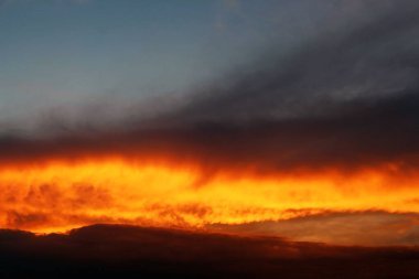 Gökyüzü ve bulutlar. Güneşin ışıkları. Gökyüzünde bir uçak iz bırakır..