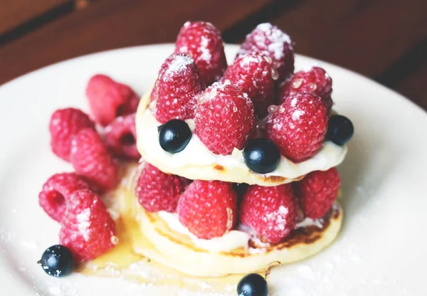 Saftige Frische Himbeeren Und Käsekuchen Mit Saurer Sahne Zum Frühstück — Stockfoto