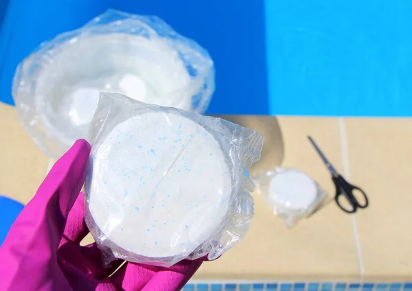 Grande Comprimido Cloro Branco Mão Trabalhador Serviço Para Desinfecção Piscinas — Fotografia de Stock