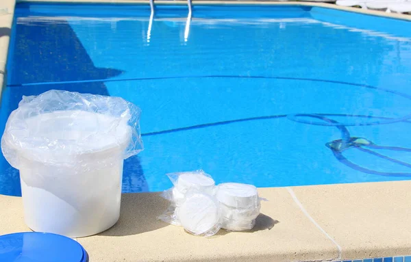 Grote Witte Chloortabletten Voor Zwembaddesinfectie Een Verpakking Het Begin Van — Stockfoto