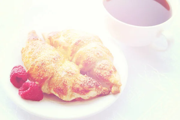 Świeże Rogaliki Pieczone Kawą Śniadanie Domu — Zdjęcie stockowe