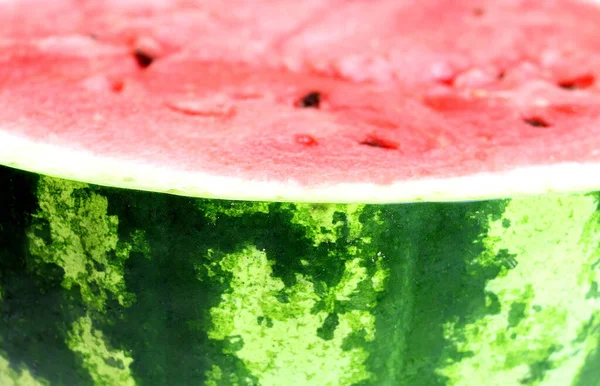 Die Hälfte Der Saftigen Reifen Süßen Natürlichen Wassermelone Auf Weiß — Stockfoto