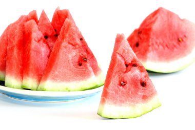 Beyaz üzerine sulu olgun tatlı karpuz parçaları. Yazın faydalı vitaminler. Mevsimlik meyve ve meyveler.